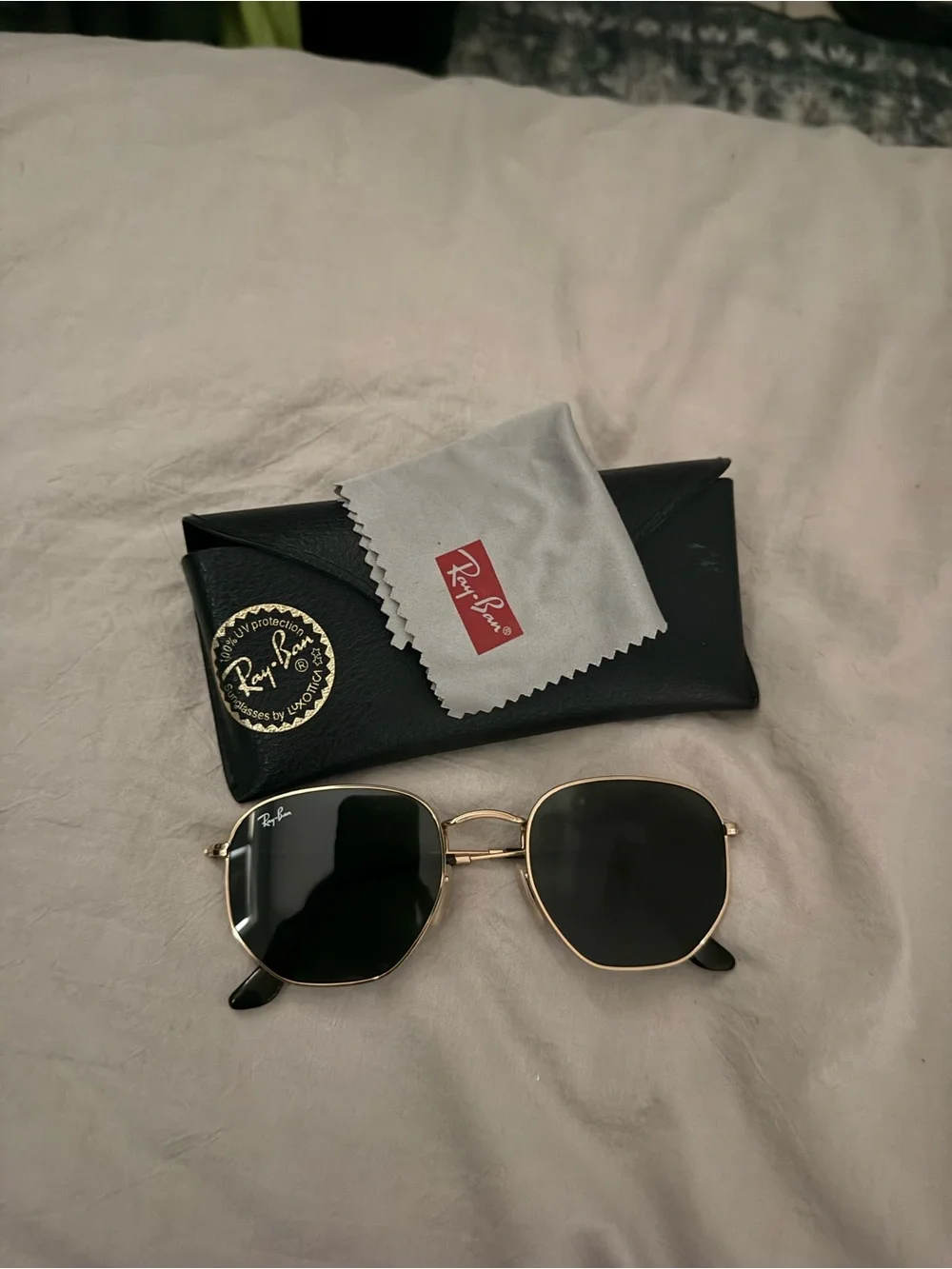 Ray-Ban Men’s Gold Frame Black Lens Sunglasses with Case